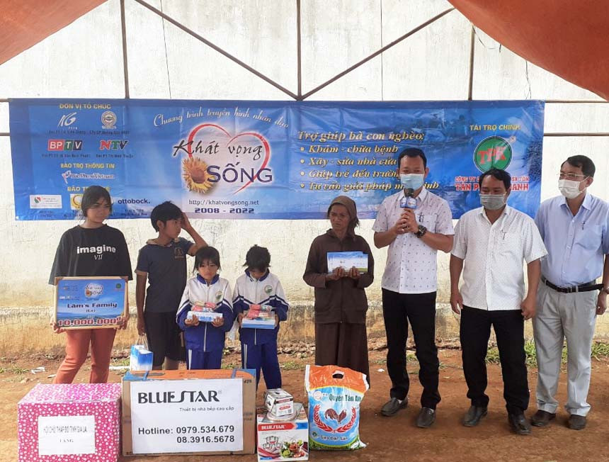 Trao tiền hỗ trợ và quà tặng cho 5 bà cháu tại chương trình “Khát vọng sống”. Ảnh: Hồng Ngọc