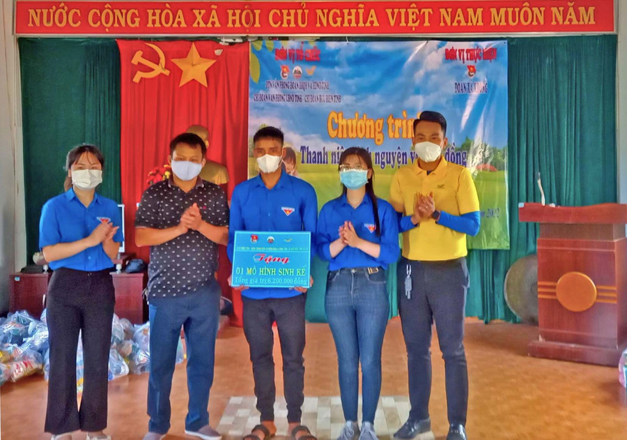 Chương trình “Thanh niên tình nguyện vì cộng đồng” năm 2022 do Chi đoàn Văn phòng UBND tỉnh phối hợp với các chi đoàn tặng sinh kế cho hộ thanh niên yếu thể ở xã Krong, huyện Kbang. Ảnh: Hà Thủy