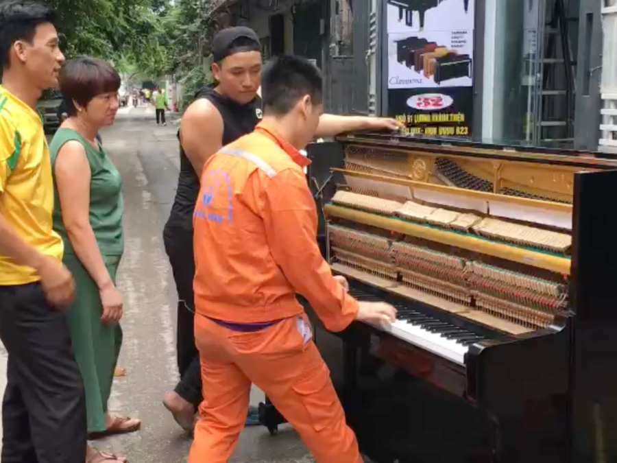 Anh Nhi đánh đàn piano điêu luyện giữa phố trong màu áo thợ điện để mọi người vui vẻ. Ảnh: CHỤP MÀN HÌNH Anh Nhi đánh đàn piano điêu luyện giữa phố trong màu áo thợ điện để mọi người vui vẻ. Ảnh: CHỤP MÀN HÌNH