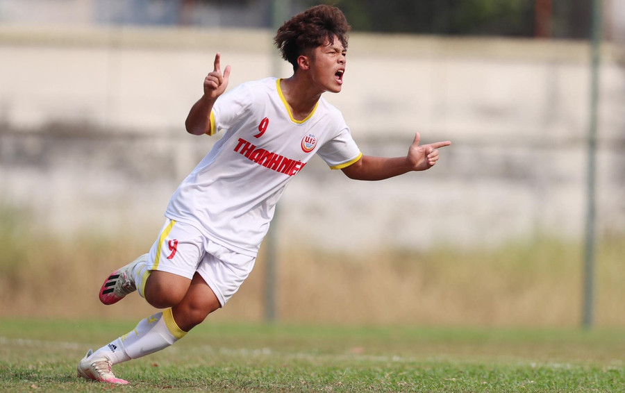 Nguyễn Quốc Việt trong màu áo học viện Nutifood. Ảnh: Khả Hòa