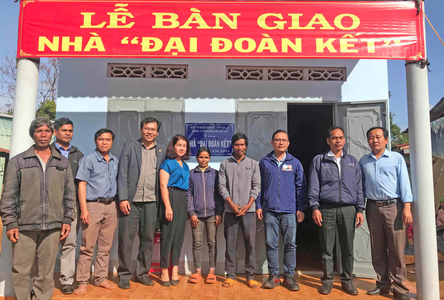 Ban Thường trực Ủy ban MTTQ Việt Nam huyện Mang Yang bàn giao nhà “Đại đoàn kết” cho gia đình anh Anưr (làng Đak Hlá Tơ Drãh, xã Lơ Pang). Ảnh: Ngọc Anh