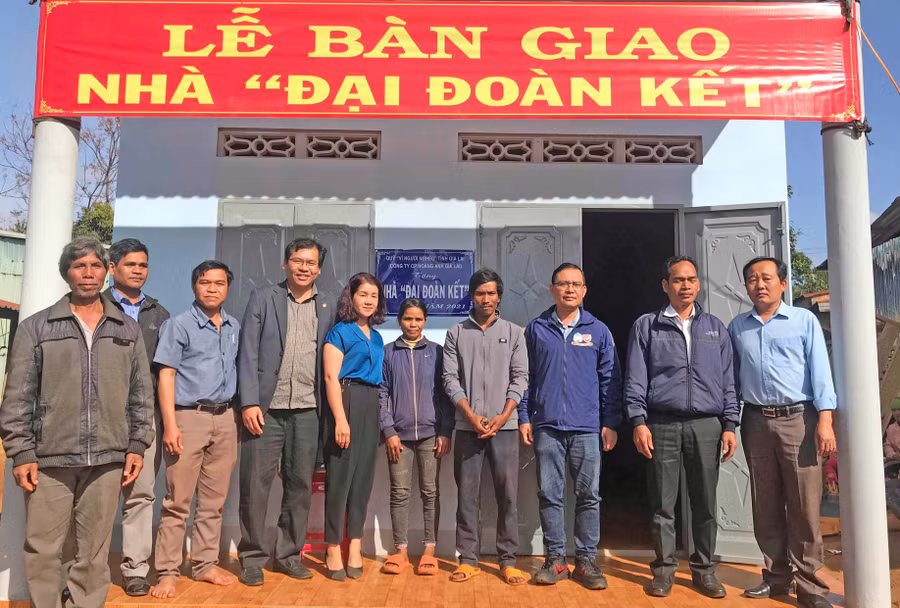 Ban Thường trực Ủy ban MTTQ Việt Nam huyện Mang Yang bàn giao nhà “Đại đoàn kết” cho gia đình anh Anưr (làng Đak Hlá Tơ Drãh, xã Lơ Pang). Ảnh: Ngọc Anh