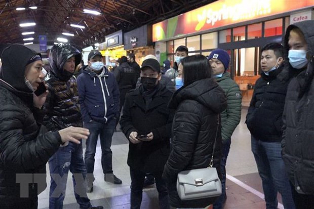 Người Việt sơ tán từ Ukraine tới Nhà ga chính ở thủ đô Bucarest, Romania. Ảnh: Mạnh Hùng/TTXVN Người Việt sơ tán từ Ukraine tới Nhà ga chính ở thủ đô Bucarest, Romania. Ảnh: Mạnh Hùng/TTXVN
