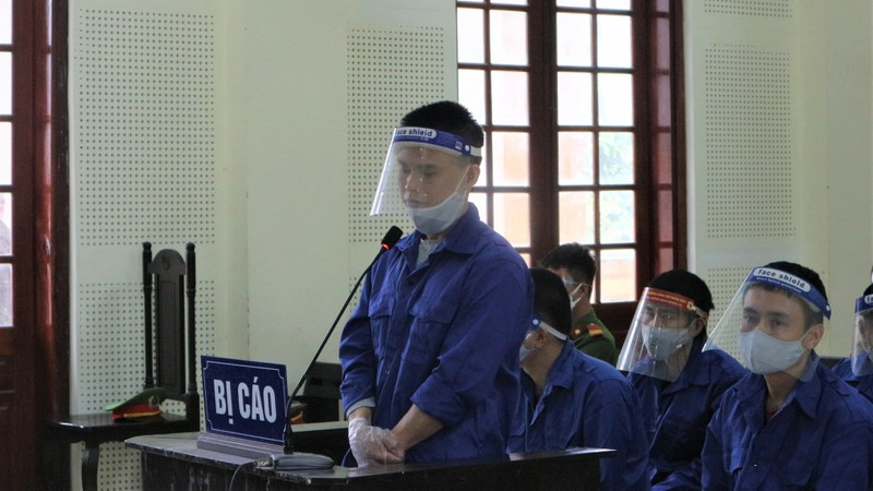 Cựu đại úy Trần Văn Việt (đứng) và các đồng phạm tại tòa. Ảnh: K.H Cựu đại úy Trần Văn Việt (đứng) và các đồng phạm tại tòa. Ảnh: K.H
