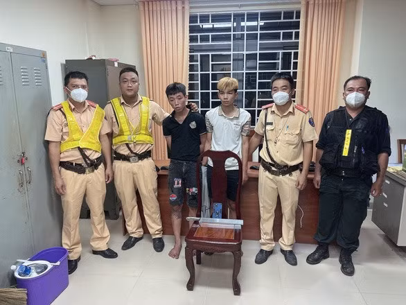 Hai đối tượng tại cơ quan công an. Ảnh: CA ĐN 