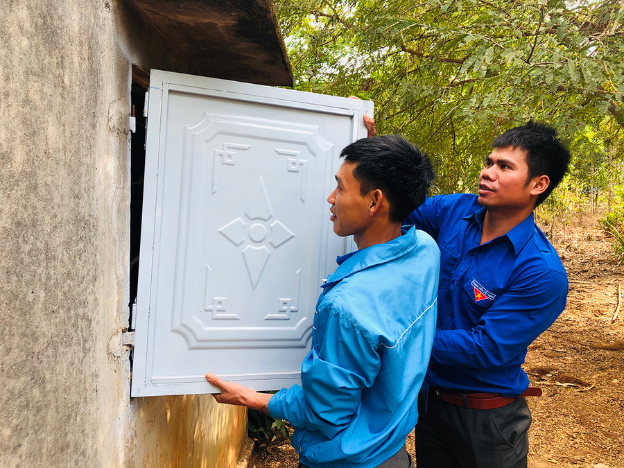  Anh Rơ Châm Beh (bìa phải)-Bí thư Đoàn xã Ia Khươl (huyện Chư Păh) tự hào khi được cống hiến sức trẻ đồng hành cùng tổ chức Đoàn. Ảnh: Minh Nhật