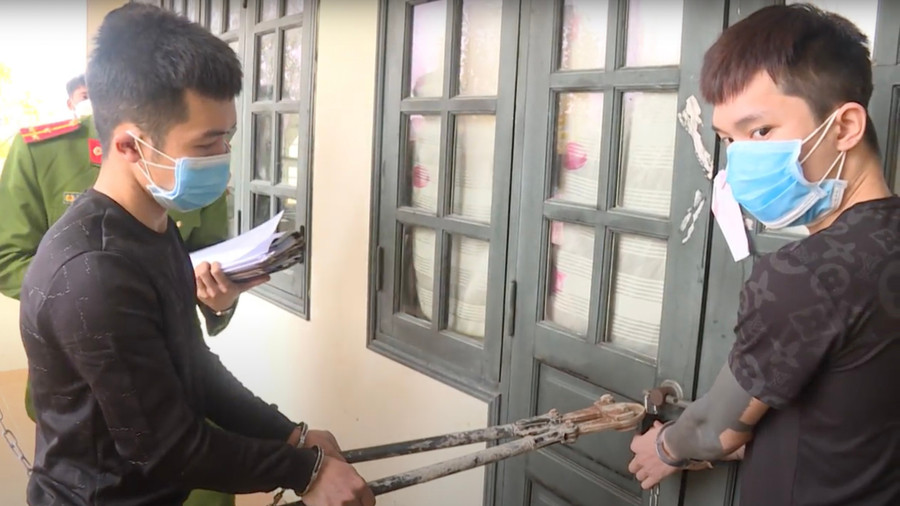 Sơn và đồng bọn thực nghiệm quá trình phá khóa phòng học. Ảnh: Hữu Thanh