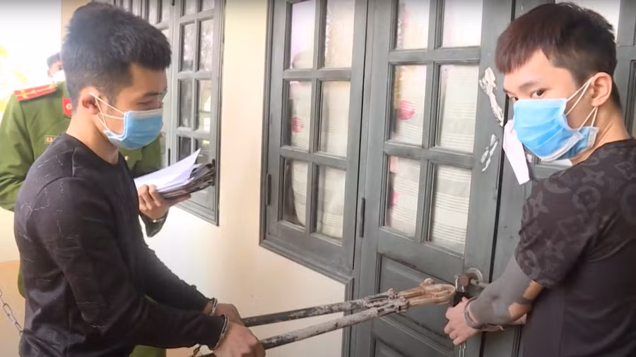 Sơn và đồng bọn thực nghiệm quá trình phá khóa phòng học. Ảnh: Hữu Thanh