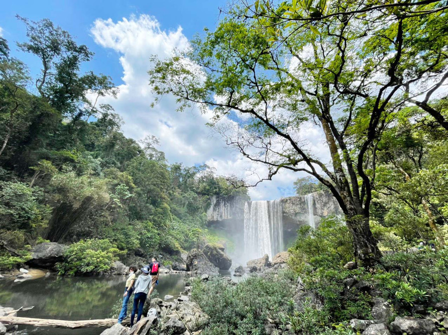 Các doanh nghiệp lữ hành Hà Nội khảo sát thác 50 tại huyện Kbang. Ảnh: Hoàng Ngọc