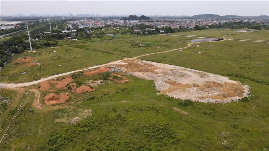 Dự án Khu đô thị và dịch vụ phía Tây Quốc Oai (Hà Nội Westgate) có vị trí giáp Đại lộ Thăng Long, được coi là mảnh “đất vàng” nhưng tới nay vẫn bỏ hoang. Ảnh: Cao Nguyên