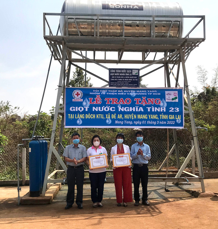 Quang cảnh lễ bàn giao công trình giếng khoan cho người dân xã Đê Ar. Ảnh: Minh Hiển Quang cảnh lễ bàn giao công trình giếng khoan cho người dân xã Đê Ar. Ảnh: Minh Hiển