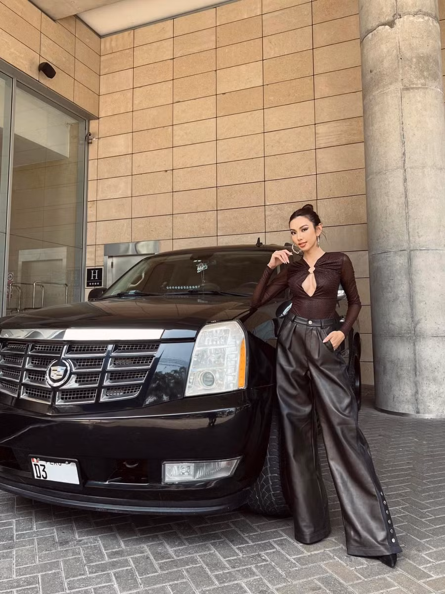 Bên cạnh việc chọn các thiết kế váy cắt xẻ hiểm hóc, thời gian gần đây Hoa hậu Thùy Tiên rất ưa chuộng kết hợp áo ôm sát và quần ống rộng khéo léo khoe được body quyến rũ.