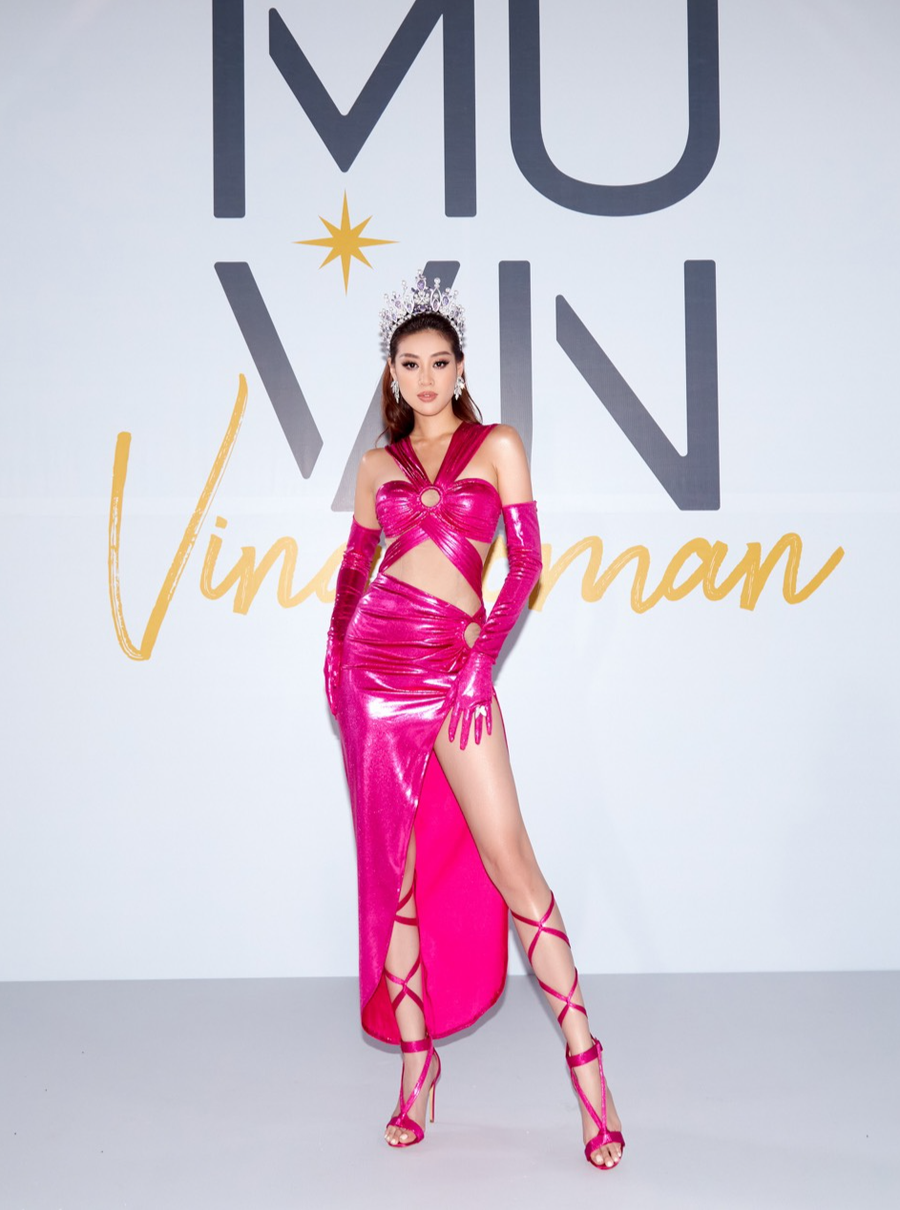 Diện mẫu váy cắt xẻ táo bạo của NTK Brian Võ, Khánh Vân phối giày cao gót buộc dây và găng tay, tất cả đều có gam màu hồng nóng. Nhan sắc và thần thái của Khánh Vân chính là sự thị phạm thực tế nhất mà cô mang đến cho các thí sinh nhan sắc đang đua tranh giành vé vào Top 70 Hoa hậu Hoàn vũ Việt Nam 2022.