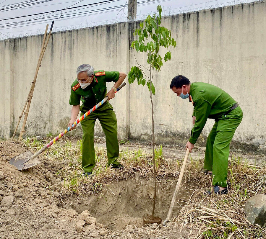  Quang cảnh trồng cây xanh tại khuôn viên công an huyện. Ảnh: Lan Anh