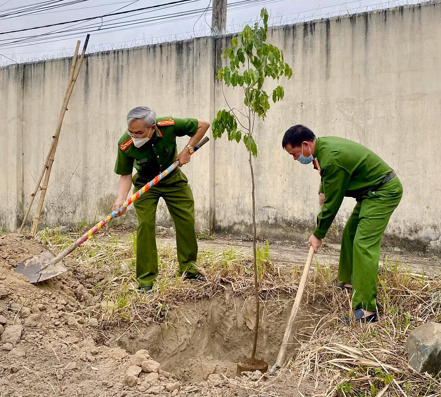  Quang cảnh trồng cây xanh tại khuôn viên công an huyện. Ảnh: Lan Anh