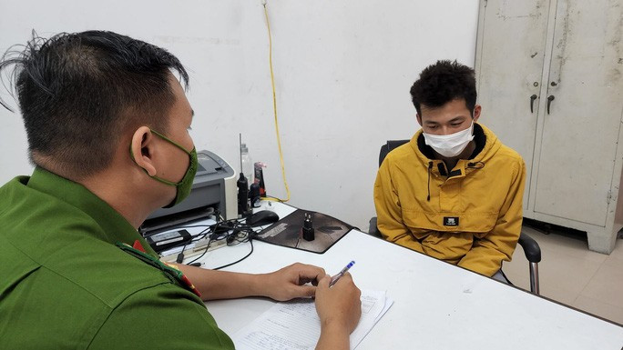 Công an quận Thanh Khê lấy lời khai Đặng Đức Trọng (ảnh Công an cung cấp) Công an quận Thanh Khê lấy lời khai Đặng Đức Trọng (ảnh Công an cung cấp)