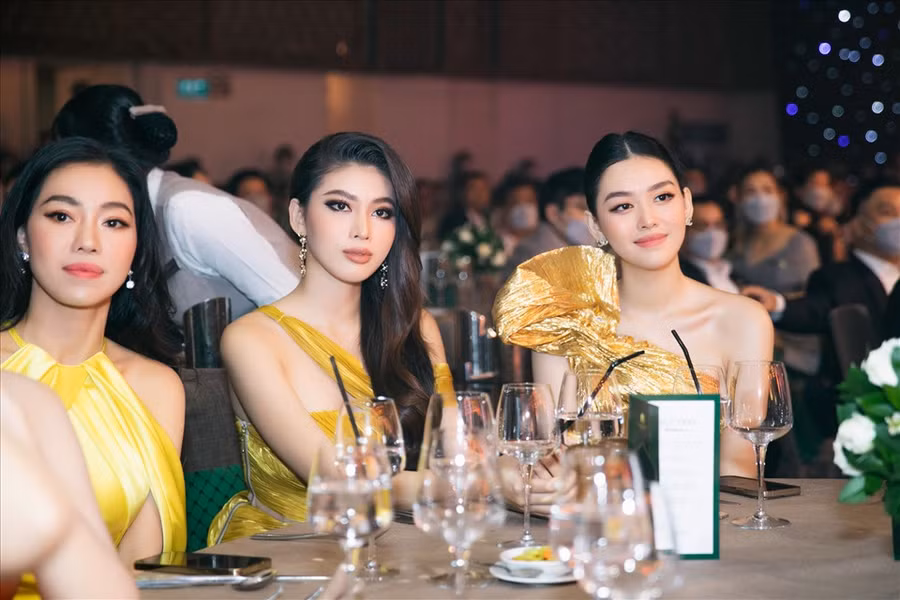 Á hậu Tường San, Á hậu Ngọc Thảo, Á hậu Lona và “bà trùm Hoa hậu” Phạm Kim Dung đều chọn trang phục có sắc vàng hoặc ánh kim.