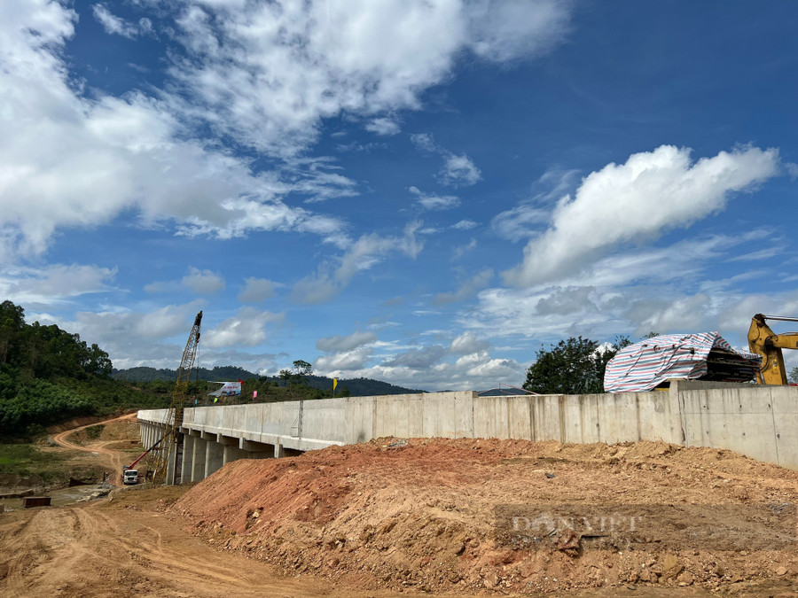 Hiện còn khoảng 500 hộ đang sống tại vùng lòng hồ, rất nguy hiểm vào mùa mưa lũ. Ảnh: Ngọc Giàu