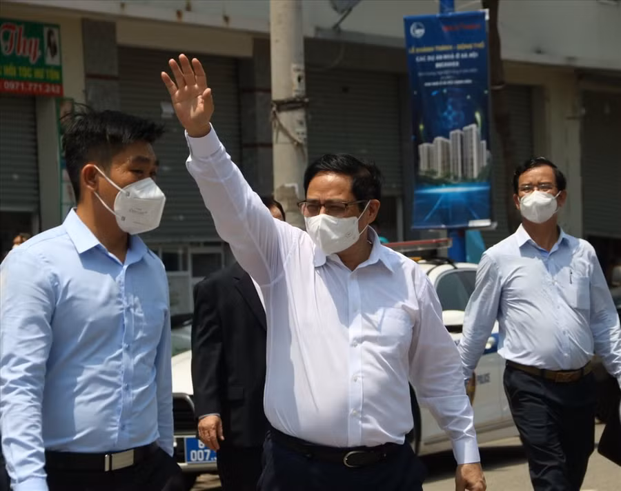 Thủ tướng Phạm Minh Chính về thăm người dân khu nhà ở xã hội Định Hòa, thành phố Thủ Dầu Một. Ảnh: Đình Trọng