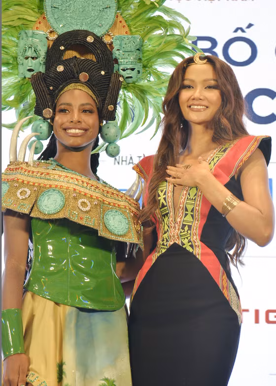  Hoa hậu Destiny Evelyn Wagner và Hoa hậu H’Hen Niê
