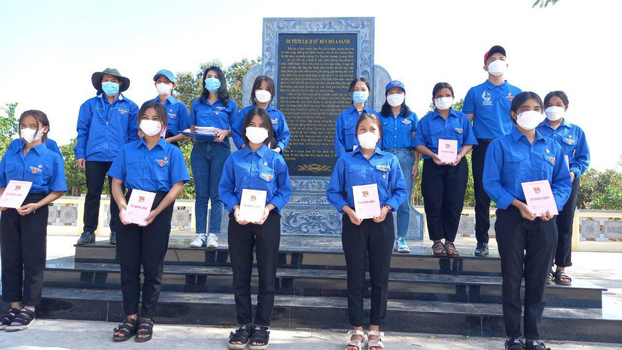  Huyện Đoàn Ia Grai tổ chức lễ kết nạp đoàn viên cho 40 thanh niên ưu tú tại Di tích lịch sử bến đò A Sanh. Ảnh: Phan Lài