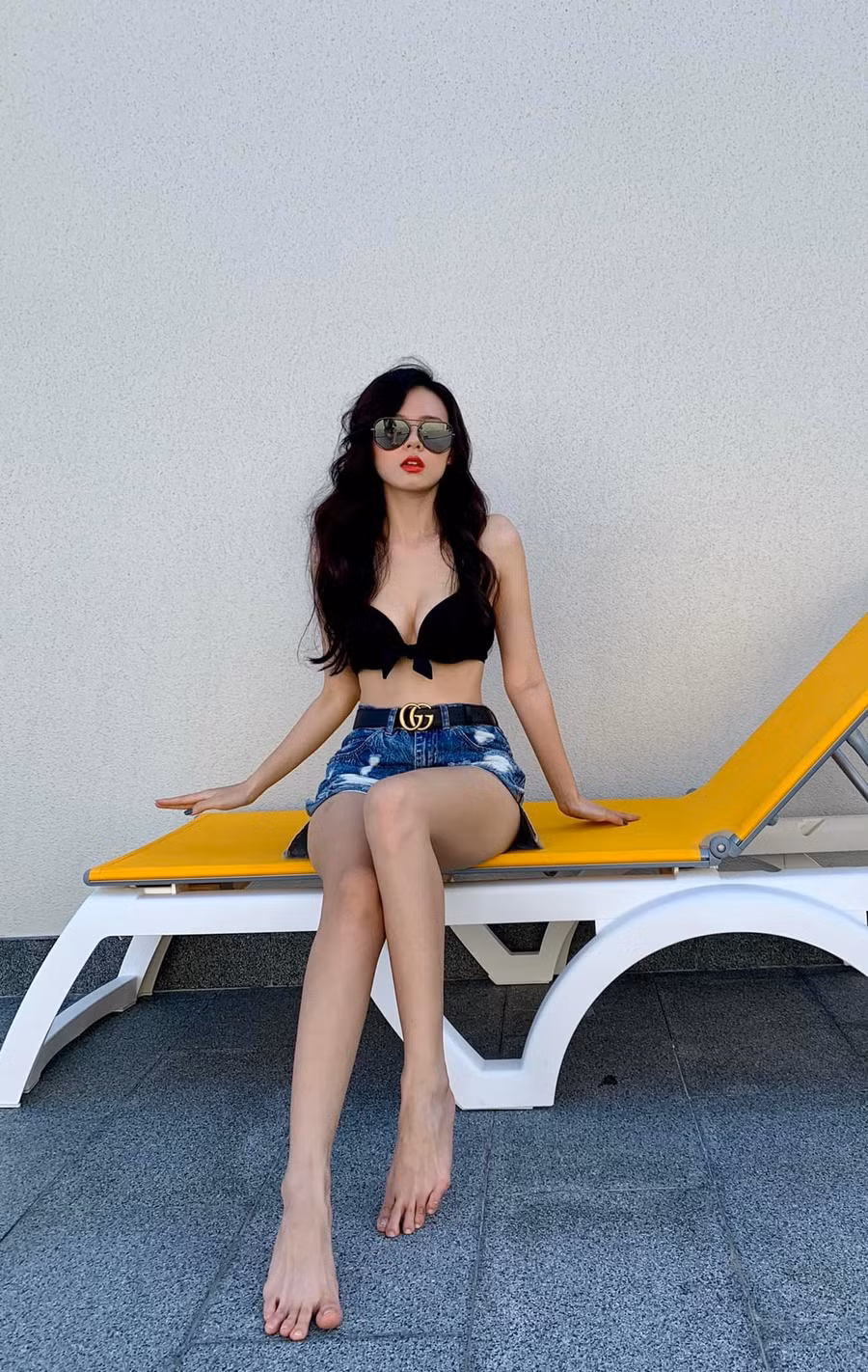 Được biết đến là diễn viên sở hữu nhan sắc xinh đẹp, song Midu vẫn khiến nhiều người hâm mộ lo lắng vì còn độc thân. Cô từng vướng tin đồn hẹn hò với Quốc Trường, Trần Anh Huy… song lên tiếng phủ nhận. Midu quan niệm nếu gặp đúng người thì lấy chồng lúc nào cũng được, miễn mình sẵn sàng. Ảnh: FBNV