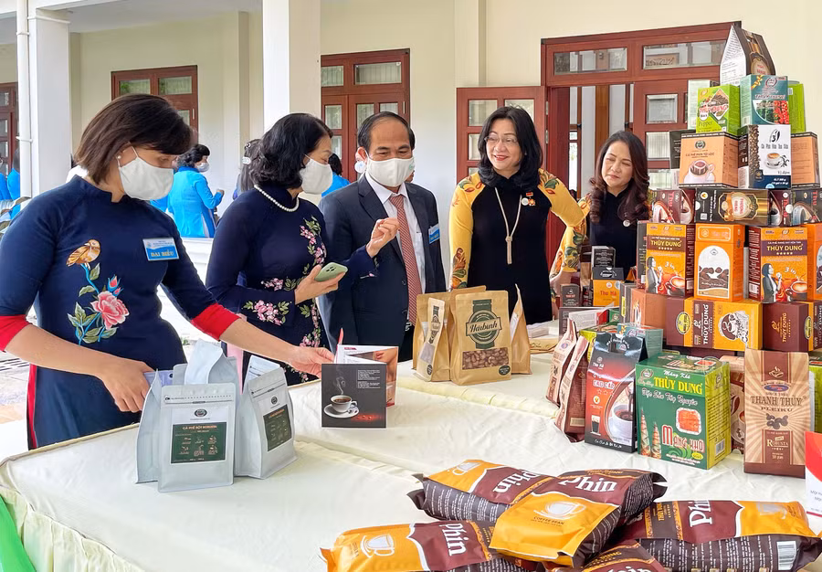 Chủ tịch UBND tỉnh Võ Ngọc Thành tham quan khu vực trưng bày sản phẩm cà phê, hạt điều... của các nữ doanh nhân bên lề Đại hội đại biểu Phụ nữ tỉnh nhiệm kỳ 2021-2026. Ảnh: Minh Châu