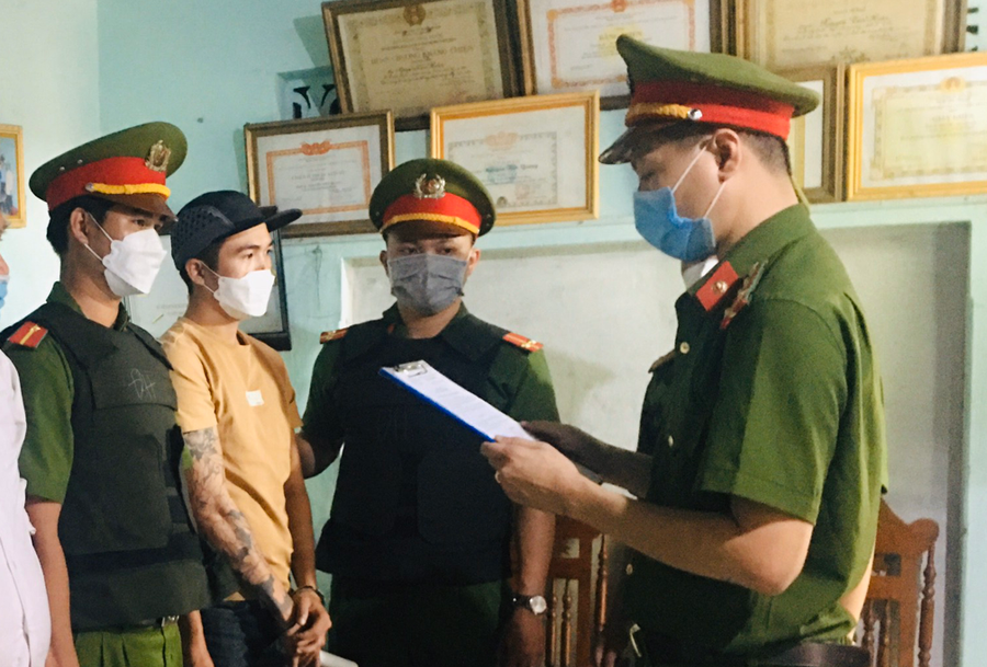 Cơ quan CSĐT Công an TX.Đông Hòa (Phú Yên) đọc lệnh bắt tạm giam đối với Nguyễn Tiến Nam. Ảnh: CTV