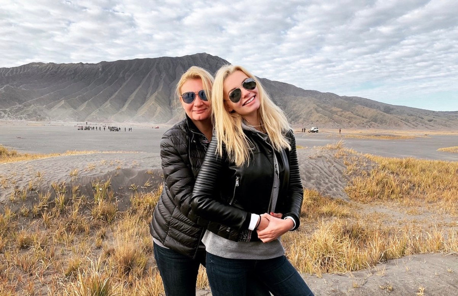 Karolina Bielawska thừa nhận bản thân chịu ảnh hưởng rất nhiều từ mẹ. “Mẹ là nguồn cảm hứng lớn nhất của tôi. Người phụ nữ mạnh mẽ, cực kỳ thông minh và độc lập này đã dạy tôi theo đuổi ước mơ và đấu tranh cho những điều chạm đến trái tim mình”, tân Hoa hậu Thế giới chia sẻ tại cuộc thi. Mẹ cũng là người bạn thân nhất của Karolina, cùng cô chia sẻ niềm đam mê du lịch. Họ đã đặt chân đến khoảng 32 quốc gia và cùng ngắm nhìn vẻ đẹp của thế giới. Ảnh: Instagram NV