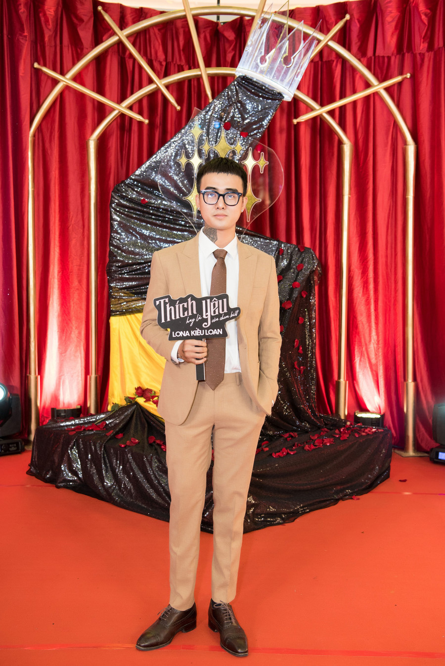 Sau những ồn ào về chuyện tình cảm, Đạt G bắt đầu tập trung hơn vào những hoạt động nghệ thuật của mình. Được biết, anh chính là người viết ca khúc Thích hay là yêu còn chưa biết cho Lona Kiều Loan. Ảnh: BTC Sau những ồn ào về chuyện tình cảm, Đạt G bắt đầu tập trung hơn vào những hoạt động nghệ thuật của mình. Được biết, anh chính là người viết ca khúc Thích hay là yêu còn chưa biết cho Lona Kiều Loan. Ảnh: BTC