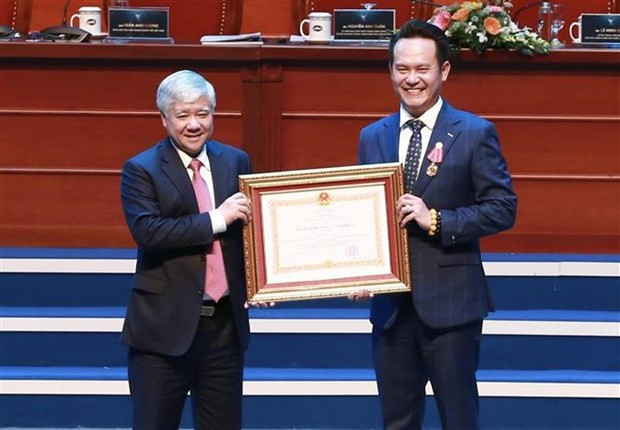 Chủ tịch Ủy ban Trung ương Mặt trận Tổ quốc Việt Nam Đỗ Văn Chiến trao Huân chương Lao động cho Phó Chủ tịch Hội Liên hiệp thanh niên Việt Nam, Chủ tịch Hội Doanh nhân trẻ Việt Nam Đặng Hồng Anh. (Ảnh: Minh Đức/TTXVN) Chủ tịch Ủy ban Trung ương Mặt trận Tổ quốc Việt Nam Đỗ Văn Chiến trao Huân chương Lao động cho Phó Chủ tịch Hội Liên hiệp thanh niên Việt Nam, Chủ tịch Hội Doanh nhân trẻ Việt Nam Đặng Hồng Anh. (Ảnh: Minh Đức/TTXVN)