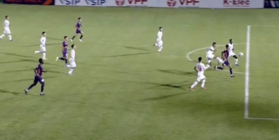 Pha phạm lỗi ngoài vòng cấm. Ảnh: Chụp màn hình