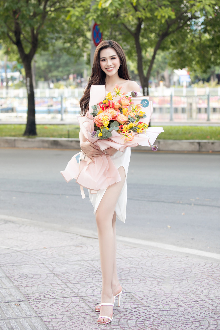  Thiết kế này không chỉ giúp cô khoe được phần vai gợi cảm mà còn để lộ đôi chân nuột nà 1,11m của mình. Đồng thời, Hoa hậu Việt Nam 2020 còn tạo thêm điểm nhấn bằng một mái tóc xoăn nhẹ kết hợp với phong cách trang điểm nhẹ nhàng, trẻ trung. Ảnh: NVCC