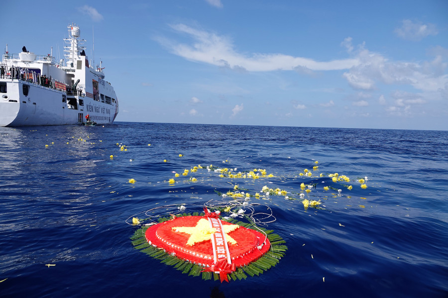 Vòng hoa tưởng niệm các anh hùng liệt sĩ hy sinh tại Trường Sa, được thả xuống vùng biển Cô Lin - Len Đao, tháng 4.2021. Ảnh: Mai Thanh Hải