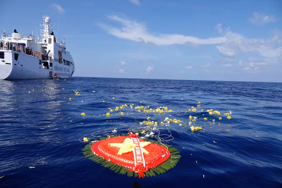 Vòng hoa tưởng niệm các anh hùng liệt sĩ hy sinh tại Trường Sa, được thả xuống vùng biển Cô Lin - Len Đao, tháng 4.2021. Ảnh: Mai Thanh Hải