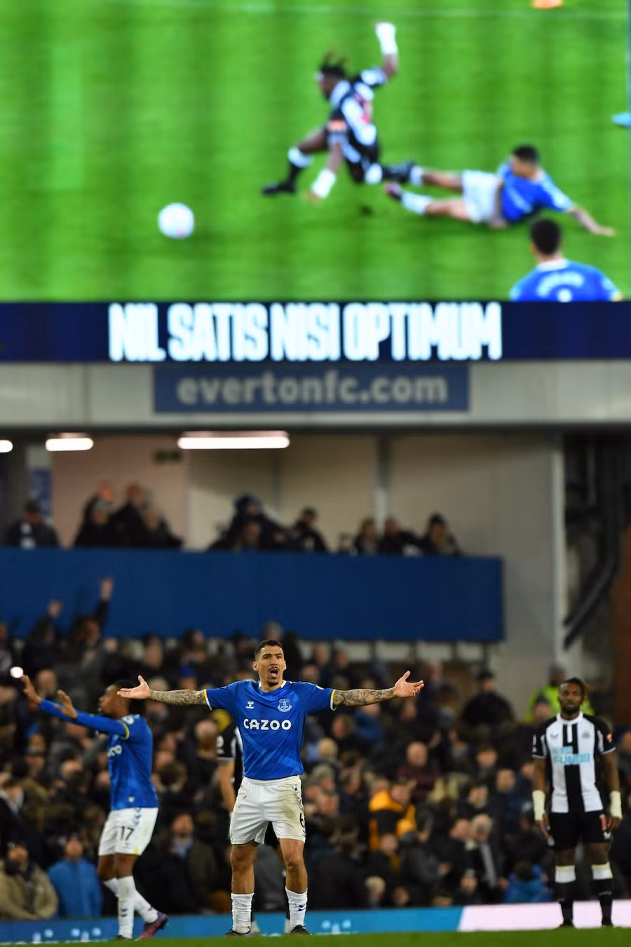 Everton phải chơi thiếu người khi Allan bị truất quyền thi đấu. Ảnh: AFP