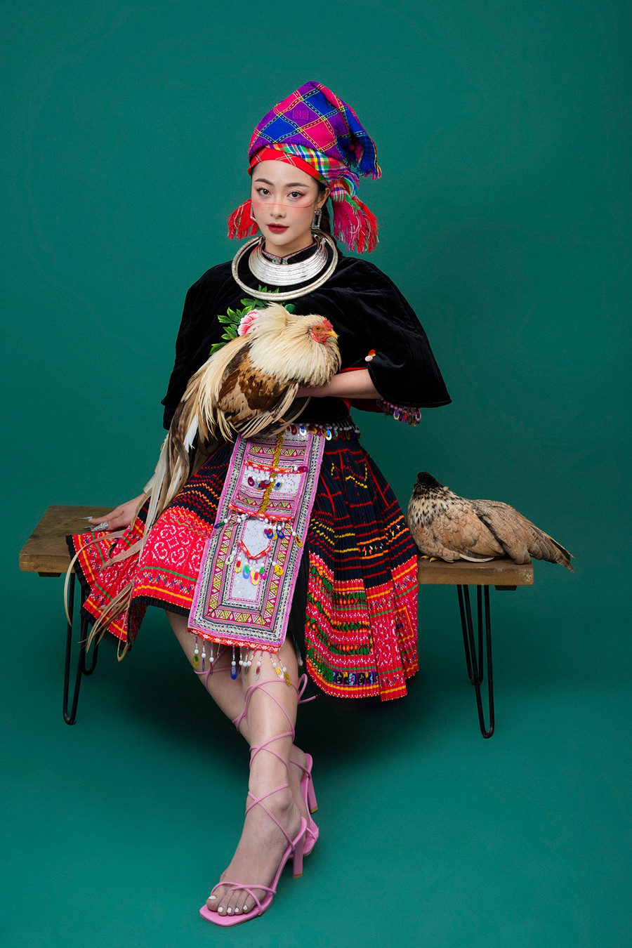 Một chi tiết vô cùng táo bạo trong thiết kế lần này chính là đôi sandals buộc dây cao gót màu hồng. Rất nhiều khán giả đã dành lời khen cho sự phá cách này.