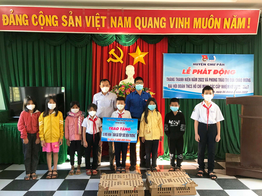 Huyện Đoàn, Phòng Giáo dục và Đào tạo huyện, Đoàn Thanh niên Công an huyện Chư Păh tặng bảng tượng trưng đàn gà tiếp sức đến trường cho học sinh khó khăn. Ảnh: Phan Lài