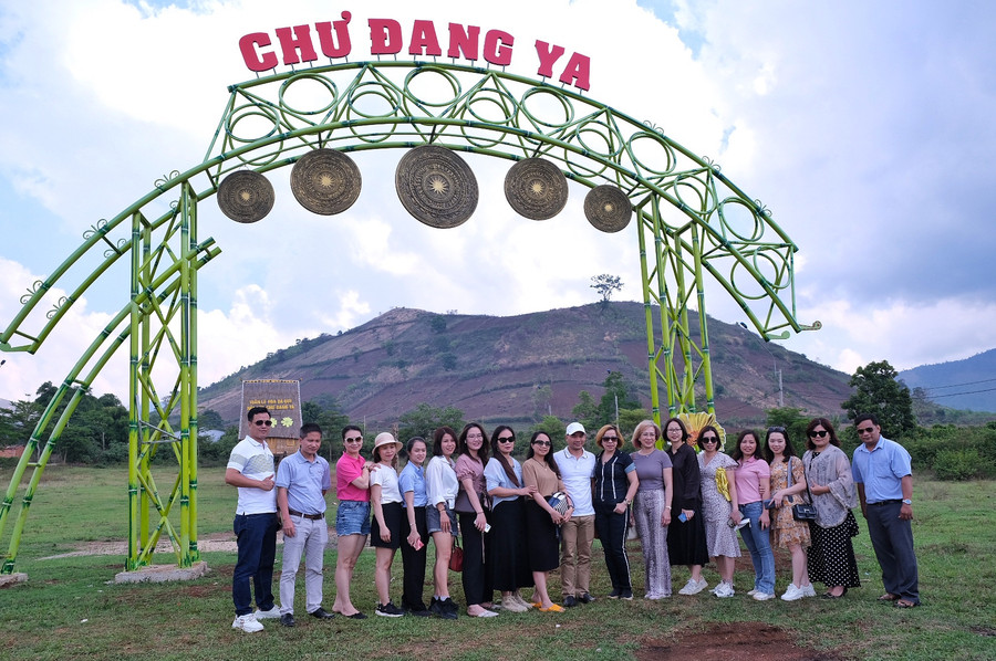 Doanh nghiệp lữ hành Hà Nội khảo sát các điểm du lịch tại Gia Lai để kết nối đưa khách đến. Ảnh: Hoàng Ngọc