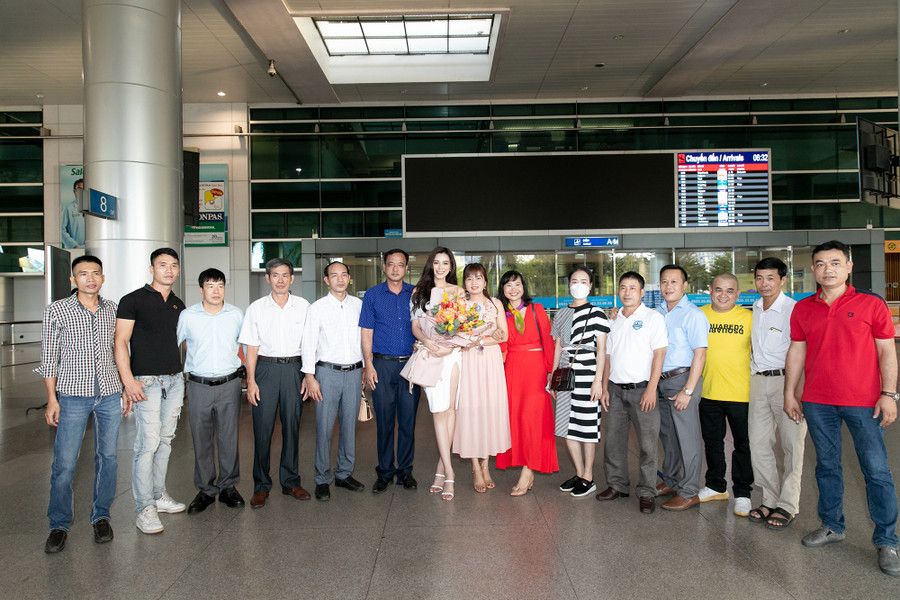 Nàng hậu quê gốc Thanh Hóa không khỏi vui mừng khi được ba ruột, người thân và người hâm mộ chào đón tại sân bay sau khoảng thời gian xa nhà. Ảnh: NVCC