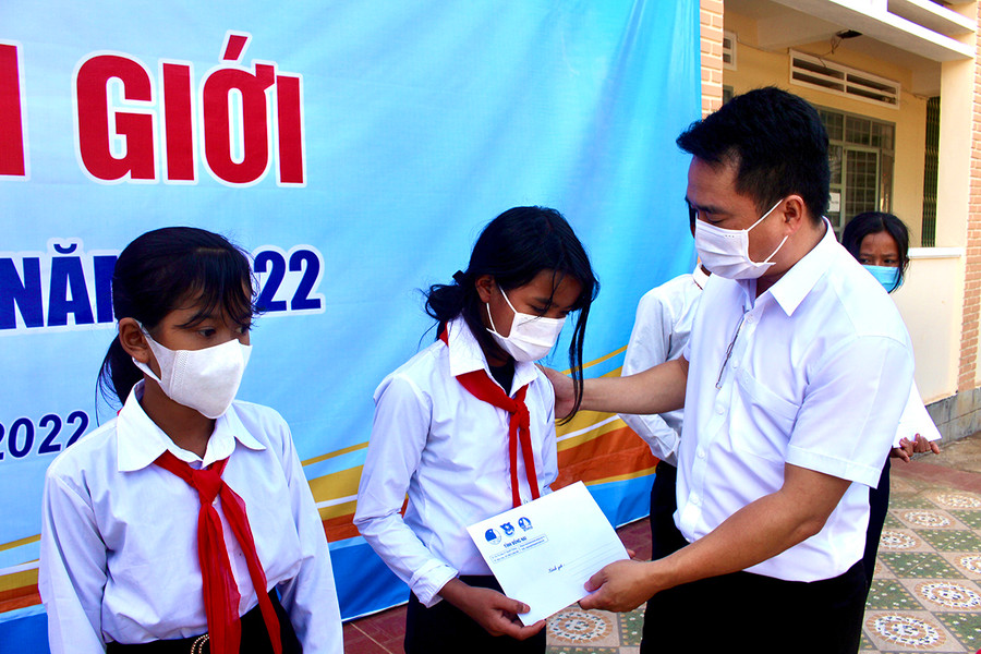 Anh Đỗ Duy Nam-Phó Bí thư Tỉnh Đoàn Gia Lai tặng quà cho các em học sinh Trường THCS Lý Thường Kiệt (TP. Pleiku). Ảnh: Phan Lài