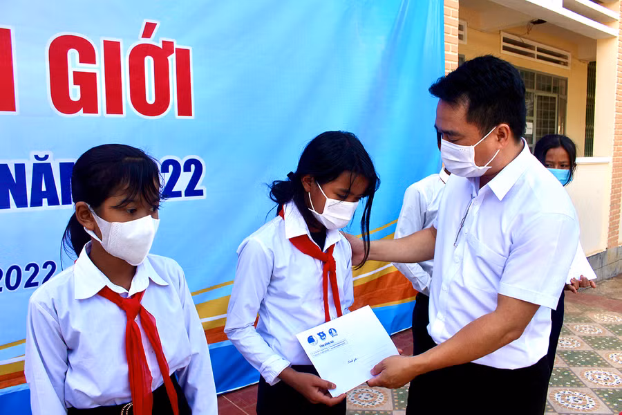 Anh Đỗ Duy Nam-Phó Bí thư Tỉnh Đoàn Gia Lai tặng quà cho các em học sinh Trường THCS Lý Thường Kiệt (TP. Pleiku). Ảnh: Phan Lài
