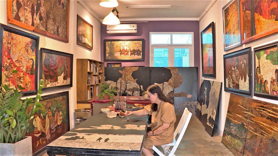 Họa sĩ Hồ Thị Xuân Thu tại phòng tranh của mình. Ảnh: Hà Đức Thành