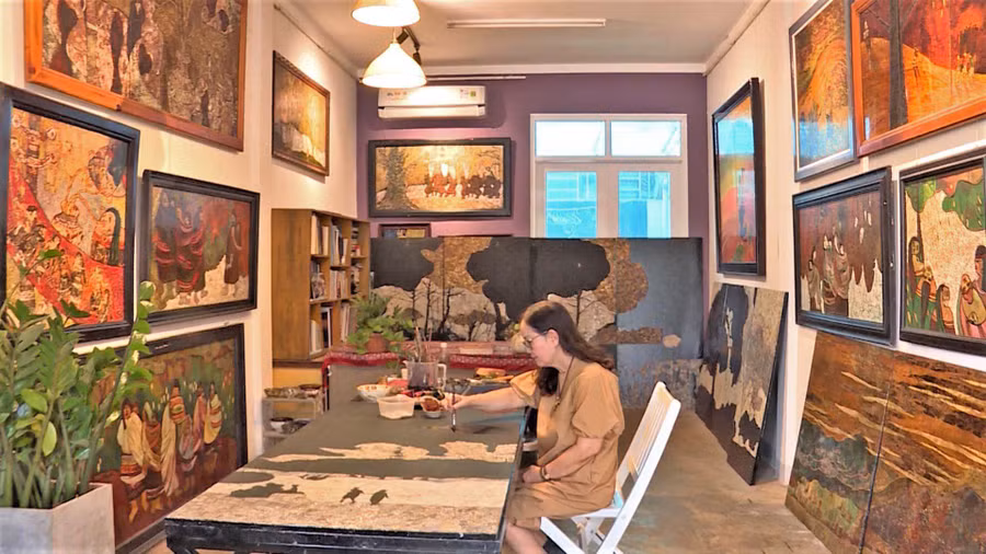 Họa sĩ Hồ Thị Xuân Thu tại phòng tranh của mình. Ảnh: Hà Đức Thành