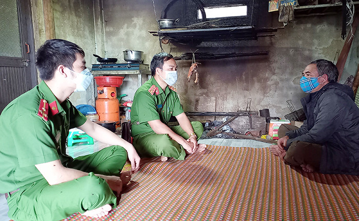 Cán bộ Công an xã Trà Linh thực hiện bám sát địa bàn cơ sở.