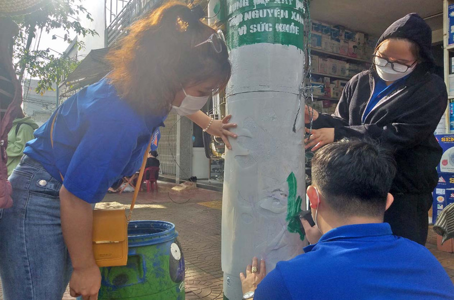 Đoàn viên, thanh niên sơn vẽ các trụ điện trên tuyến đường Hùng Vương (TP. Pleiku). Ảnh: Phan Lài Đoàn viên thanh niên sơn vẽ các trụ điện trên tuyến đường Hùng Vương (TP. Pleiku). Ảnh: Phan Lài