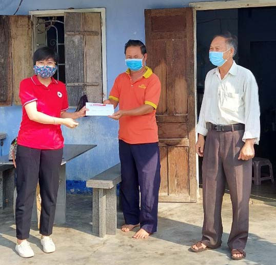 Trao học bổng cho gia đình sinh viên khó khăn xã Yang Bắc. Ảnh: Hồng Ngọc