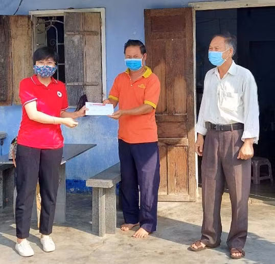 Trao học bổng cho gia đình sinh viên khó khăn xã Yang Bắc. Ảnh: Hồng Ngọc