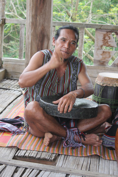 Anh Đinh Văn Sây đã trở thành người thầy dạy đánh chiêng ở Ba Tơ