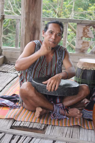 Anh Đinh Văn Sây đã trở thành người thầy dạy đánh chiêng ở Ba Tơ